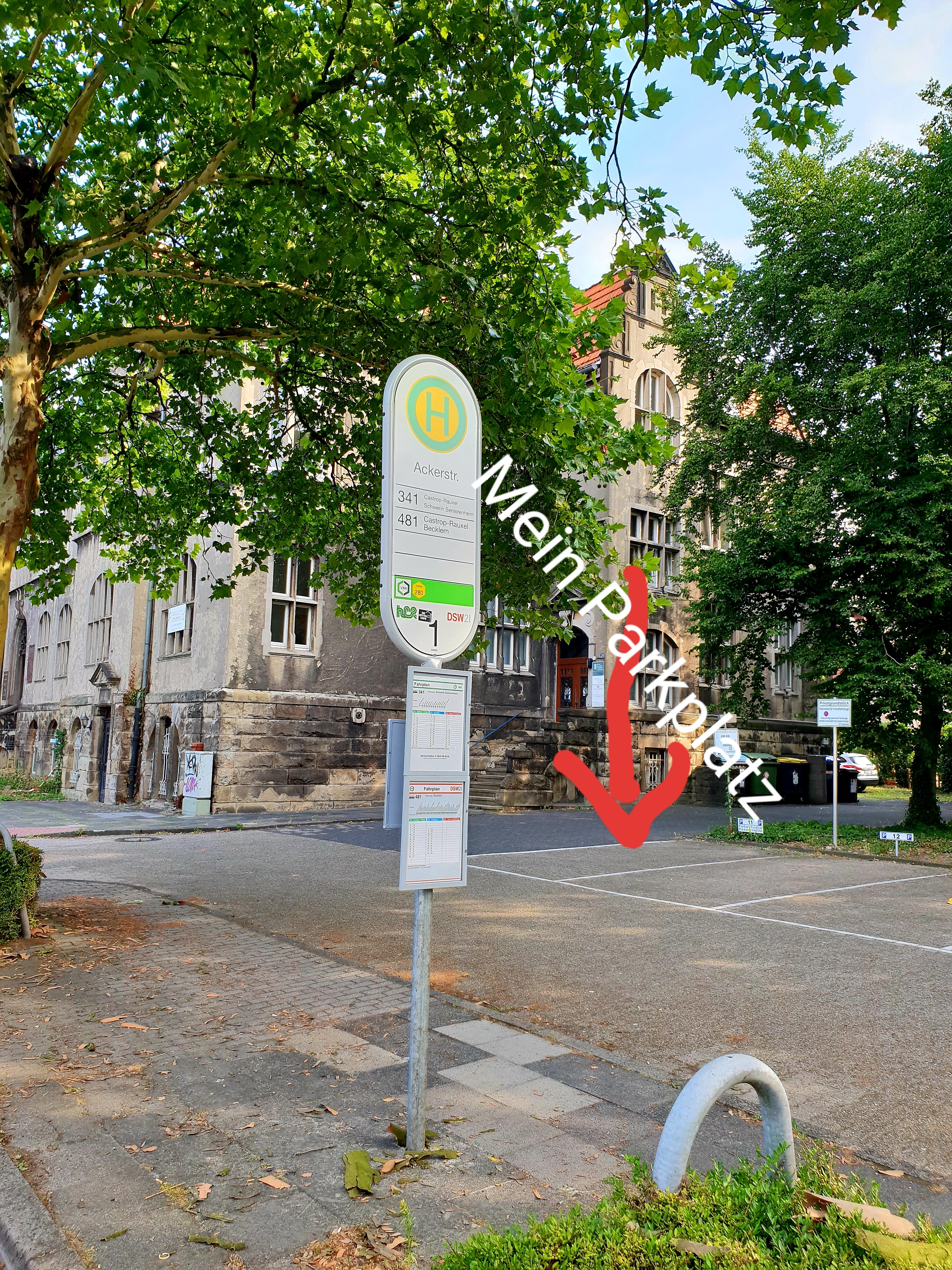 Parkplatz Nr 11 vom Fotostudio Keepsmile hinter der Bushaltestelle Parkplatz Nr 11 vom Fotostudio Keepsmile hinter der Bushaltestelle