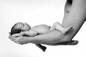 Baby-Fotoshooting auf dem Arm des Vaters im Fotostudio Keepsmile, Castrop-Rauxel