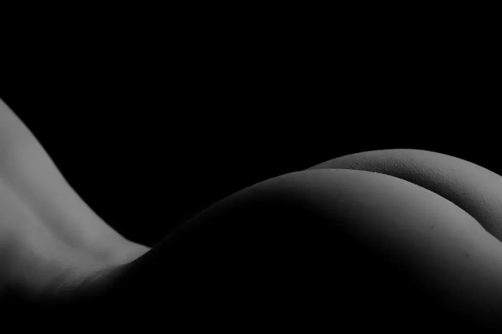 akt bild po nackte frau