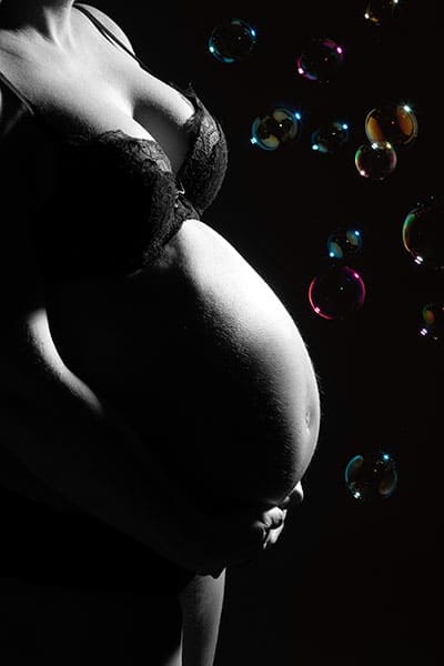 Babybauchfoto mit Seifenblasen im Fotostudio Keepsmile Castrop Rauxel - sw und Farbe