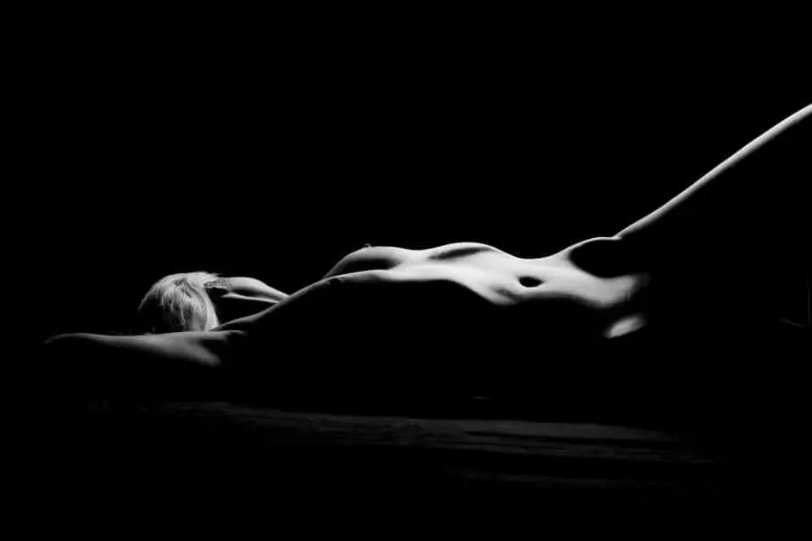 Akt Foto von einer Frau nackt liegend