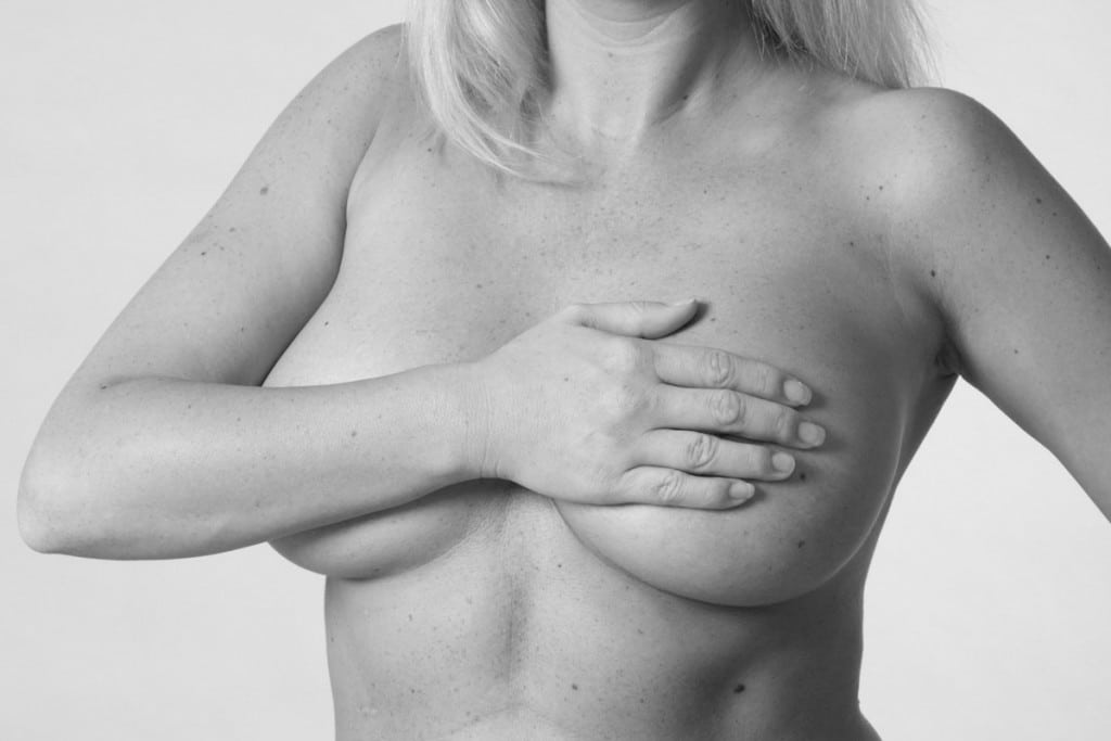 Nackte Frau mit verdeckter Brust - erotisches Aktfoto