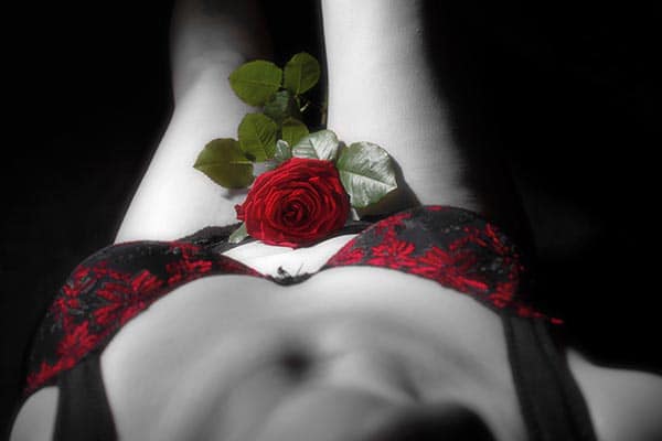 Bildbearbeitung SW-Bild mit roter Rose auf dem Bauch