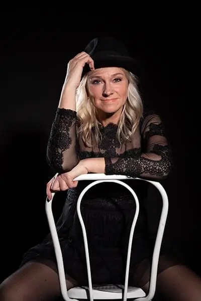 Frau in schwarz auf Stuhl beim Fotoshooting im Fotostudio Keepsmile, Castrop-Rauxel