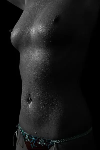 &Ouml;l und Wasser bei einem erotischen Fotoshooting im Fotostudio Keepsmile