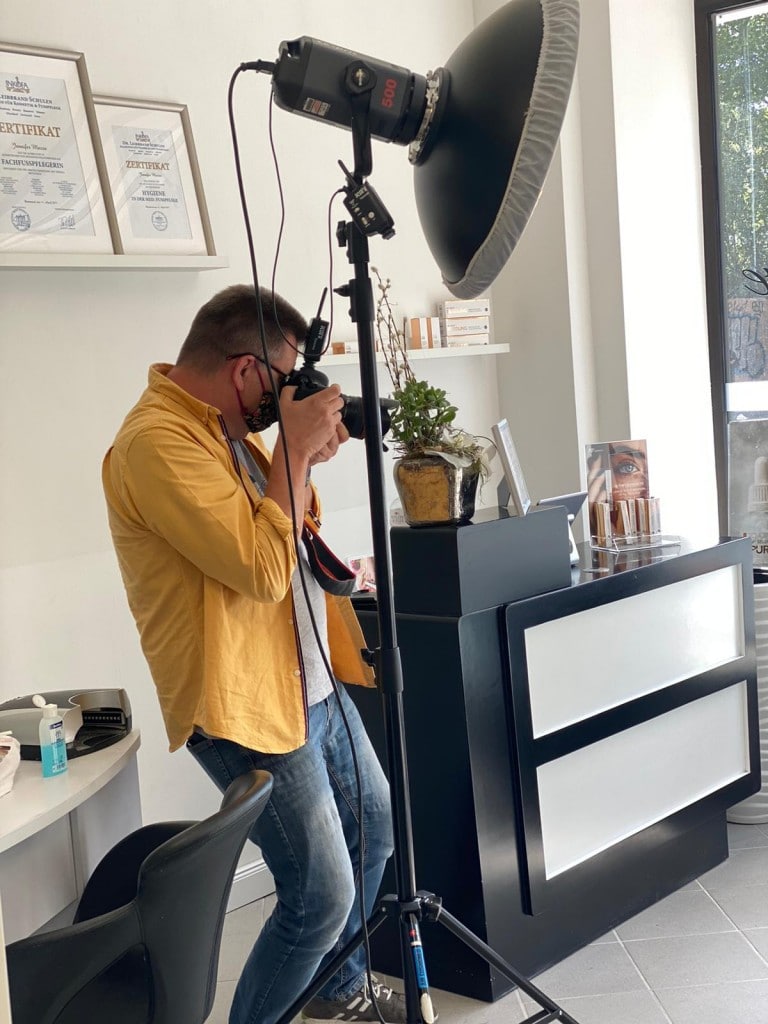 Uwe Wortmann Fotograf im Fotostudio Keepsmile bei einem Termin bei JM Cosmetic, Dortmund. Während Corona mit Maske