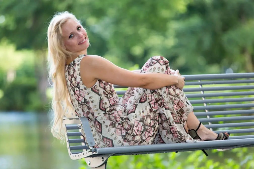 Frau auf einer Bank in der Natur - Outdoor-Fotoshooting am Schloß Strünkede, Herne, durch Fotostudio Keepsmile, Castrop-Rauxel