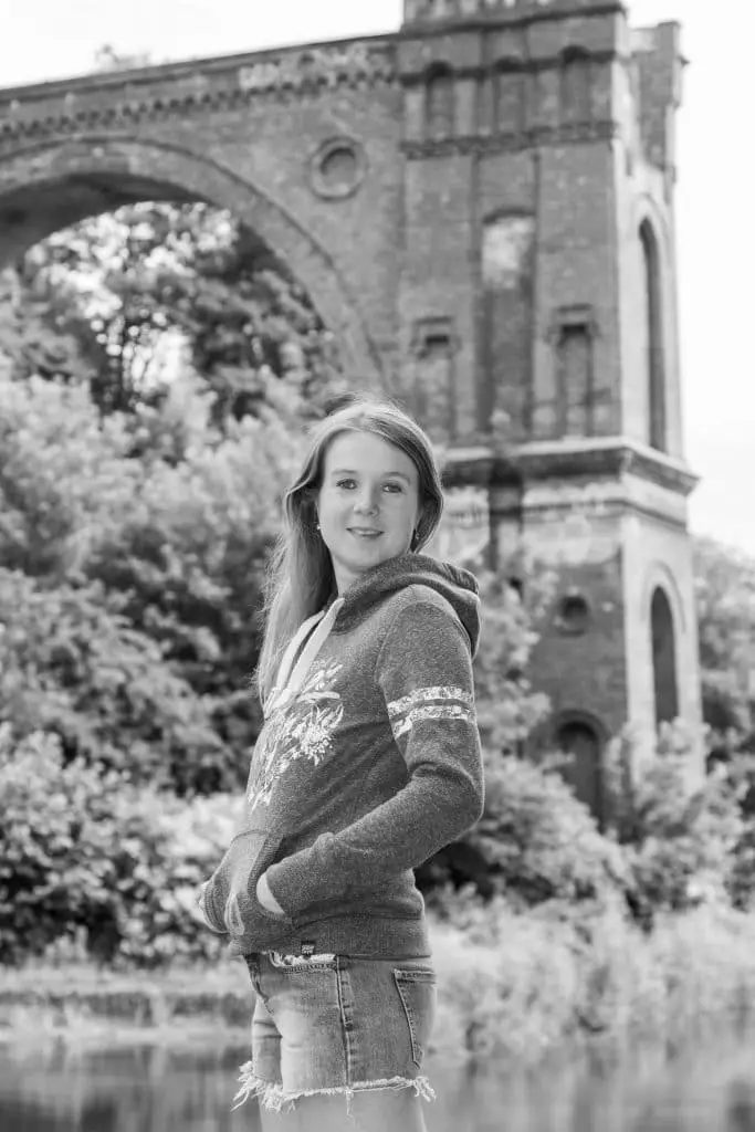 Schwarz-weiß Bild eines Mädchens beim Outdoor-Shooting-Fotostudio Keepsmile in Castrop-Rauxel