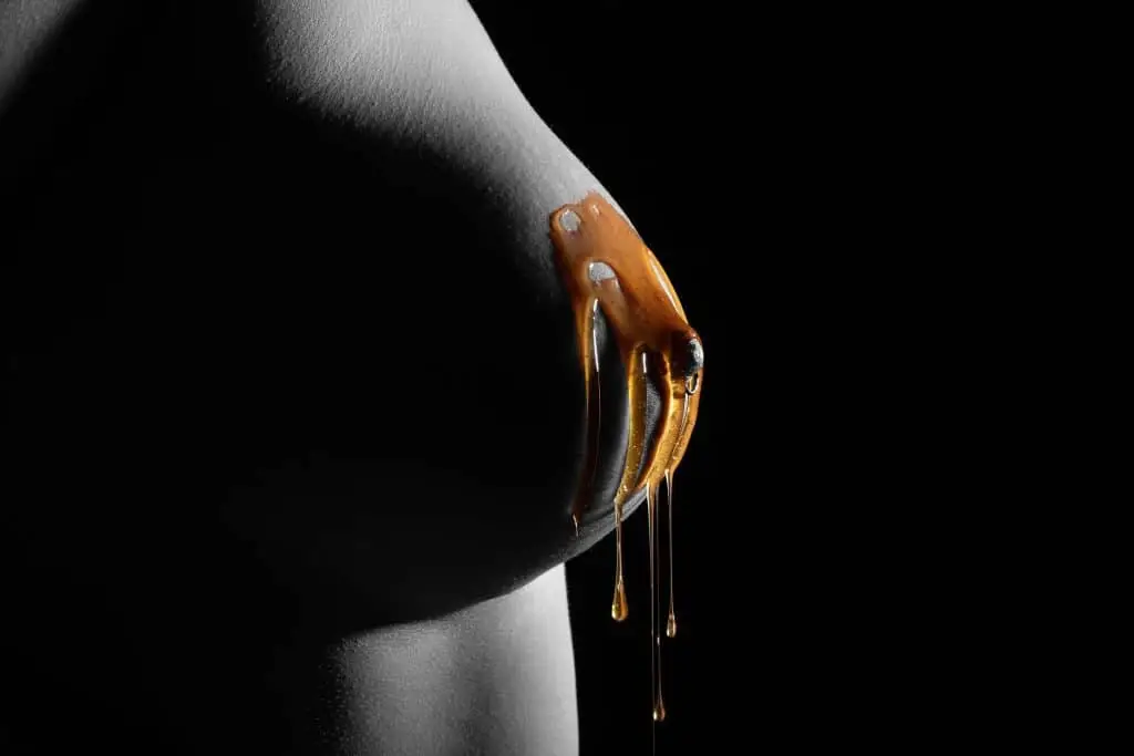 Frauenbrust mit Honig - Farbe / sw - fotografiert vom Fotostudio Keepsmile, Castrop-Rausel