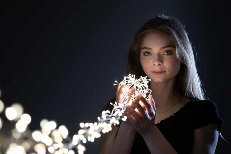 Frau mit Lichterkette - besondere Fotoshootings im Fotostudio Keepsmile, Castrop-Rauxel